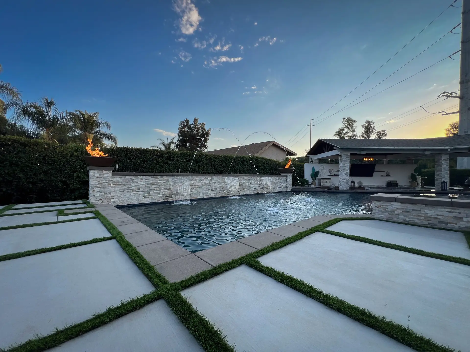 Custom pool lighting and water features in Lake Elsinore